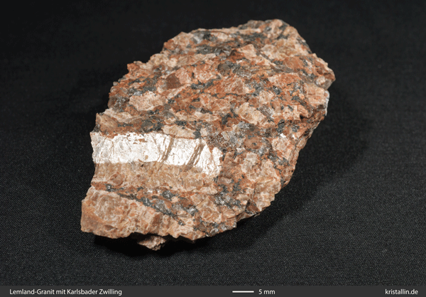 Die Animation zeigt einen nur halb spiegelnden Feldspat - einen Karlsbader Zwilling