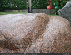 Lemland-Granit als besonders gro&szlig;es Geschiebe - Der Finling liegt auf der Insel Danholm vor Stralsund