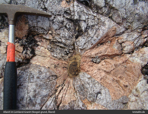 Das braune Mineral war fr&uuml;her Allanit, der von radioaktiven Einschl&uuml;ssen zersetzt wurde
