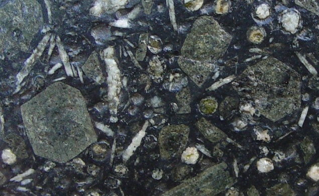 Idiomorpher Augit links von der Mitte