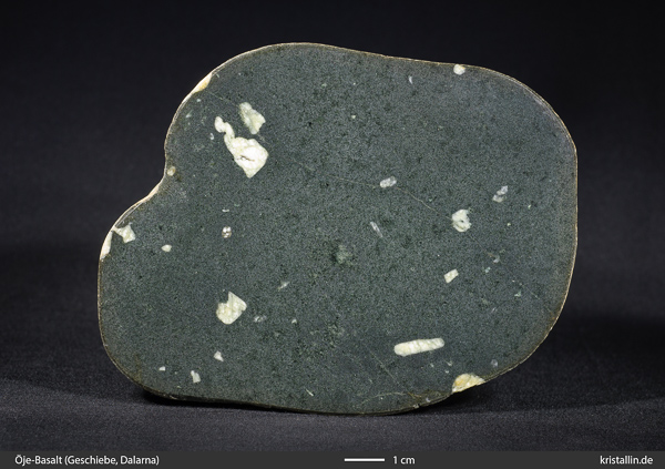Typischer Öje-Basalt mit vereinzelten Feldspäten