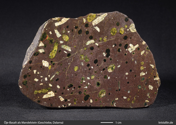 Dunkelviolette Grundmasse, Mandeln und Feldspäte