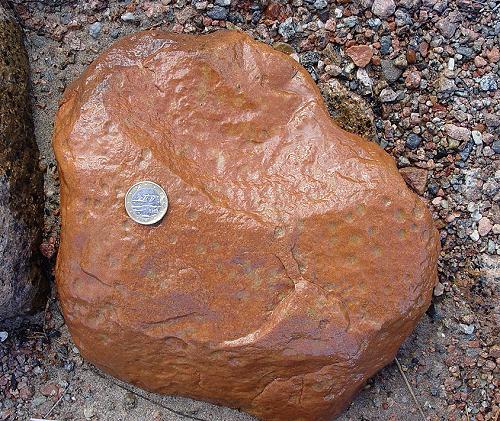 Sandstein mit Entf�rbungsflecken als Geschiebe